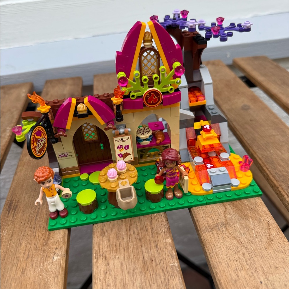 Retired LEGO® 41074 Elves Azari and the Magical Bakery - Picture 2 of 5